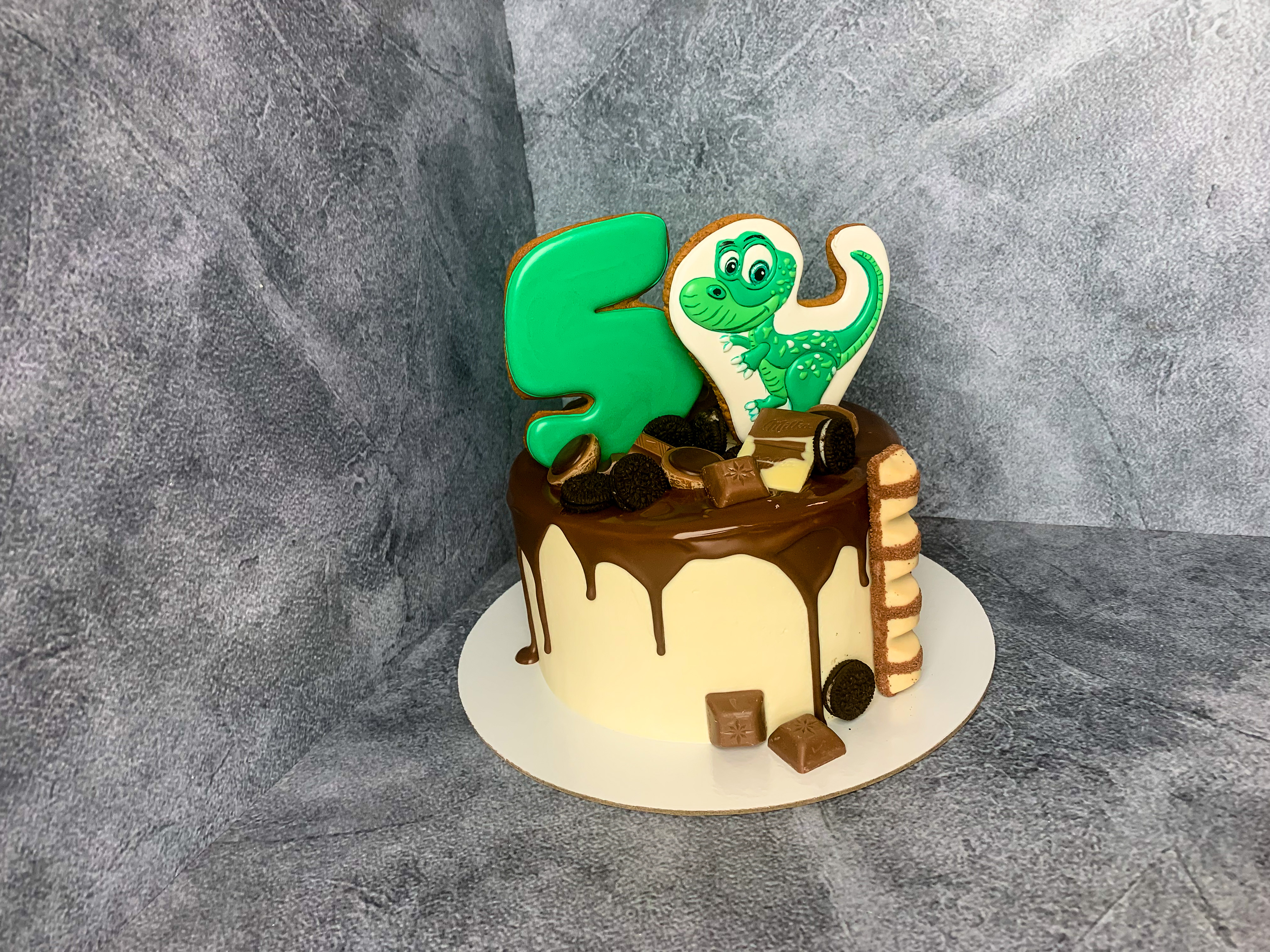 Торт с динозавром на заказ от CakeMosCake