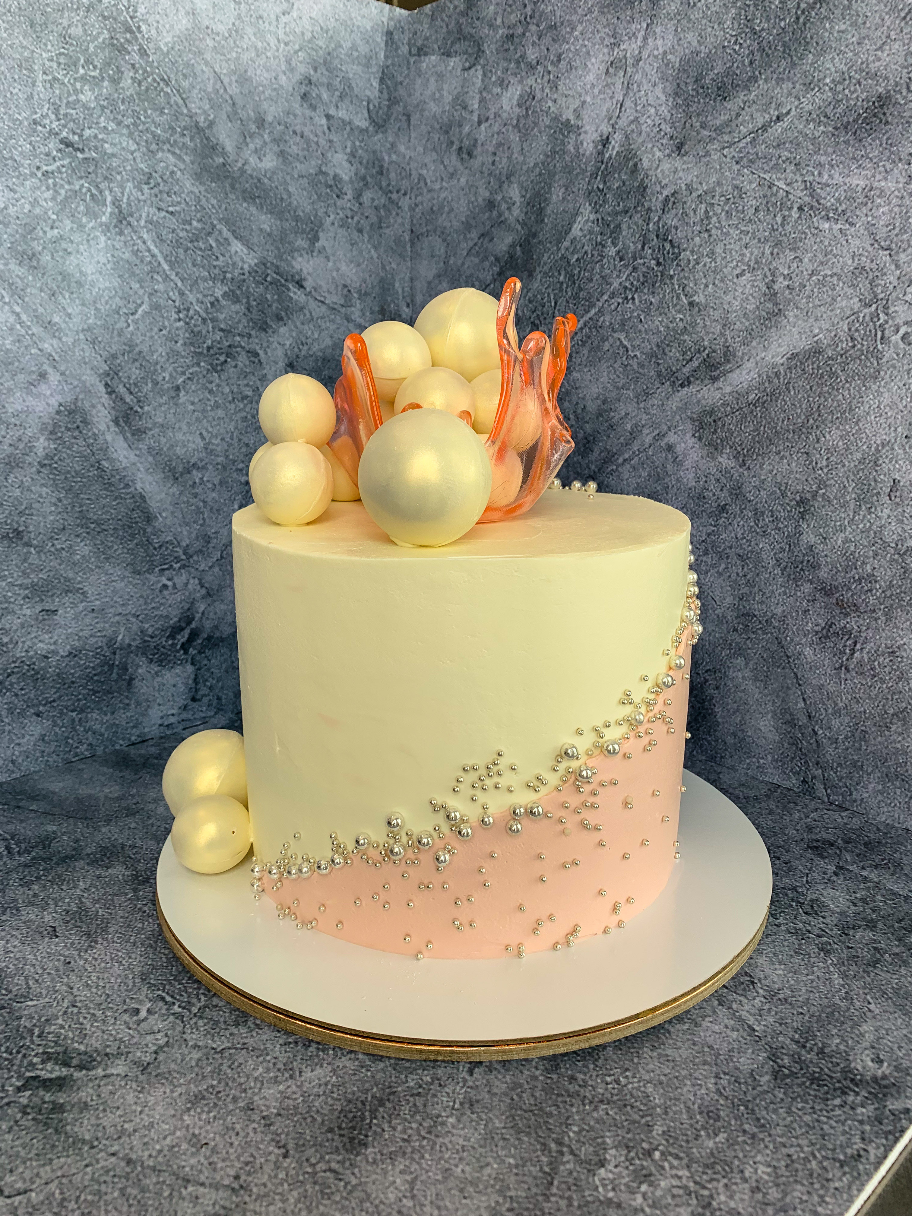 Торт с шарами на заказ от CakeMosCake