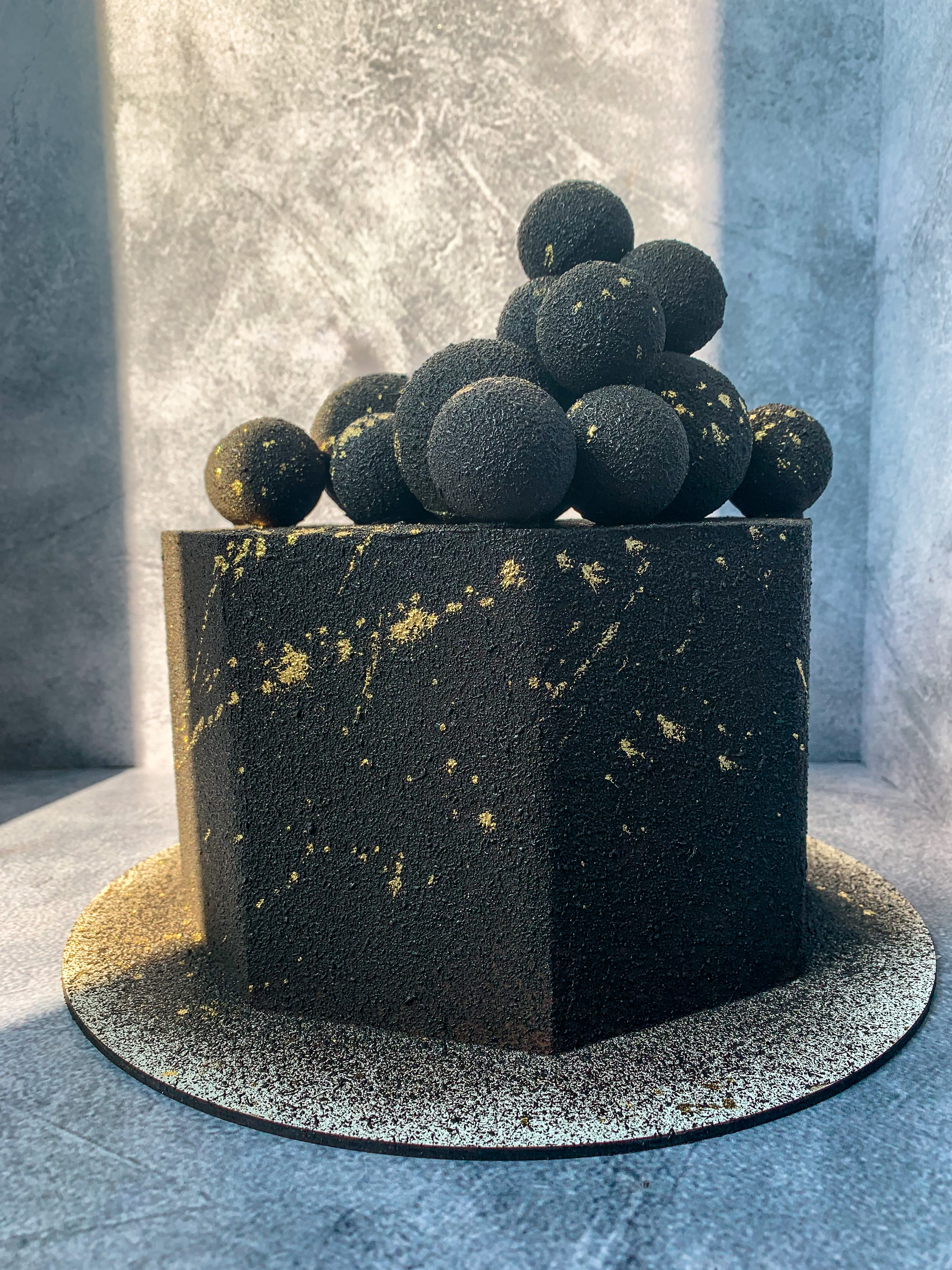 Черный торт с шарами на заказ от CakeMosCake