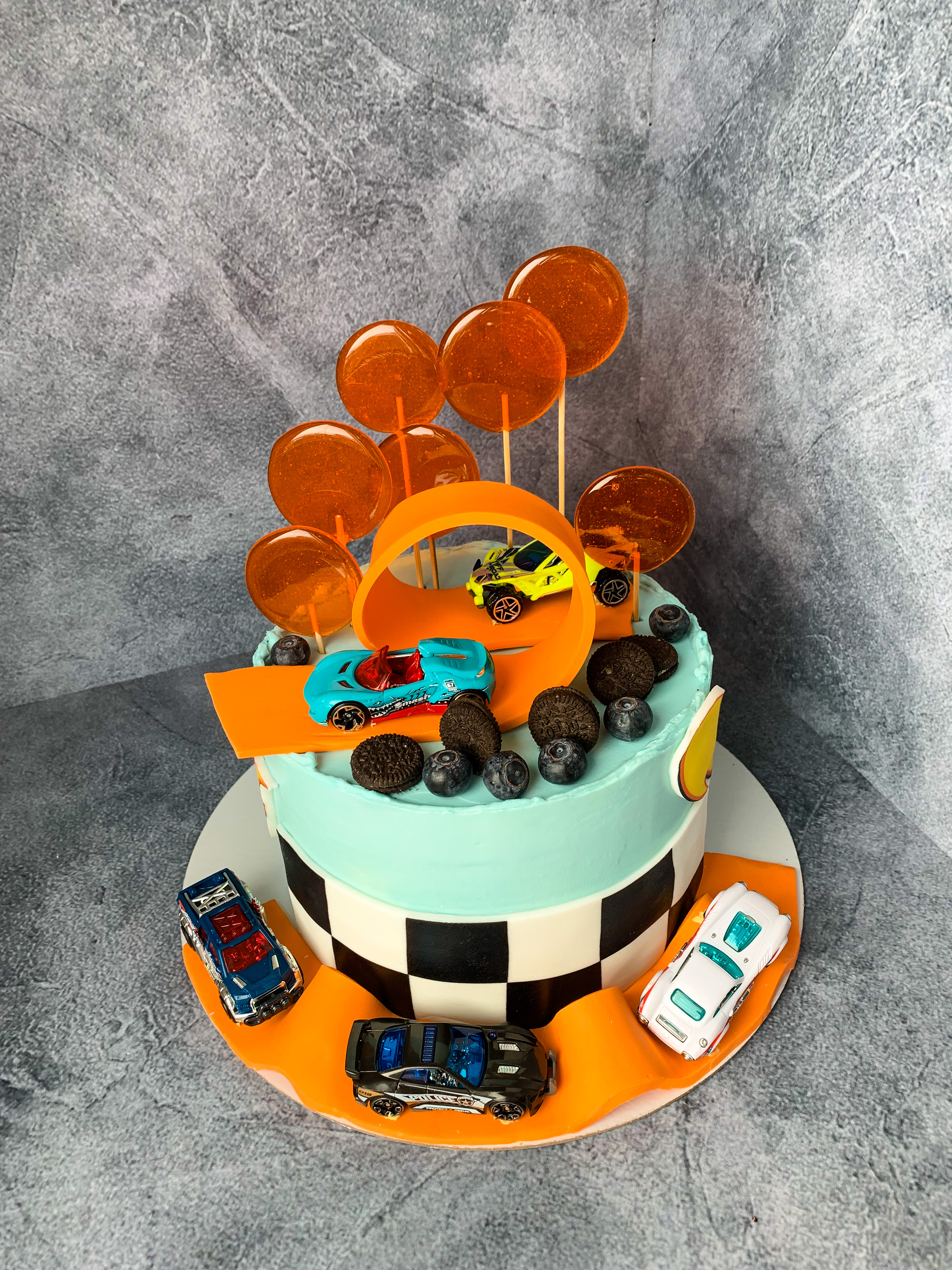 Торт с машинками на заказ от CakeMosCake
