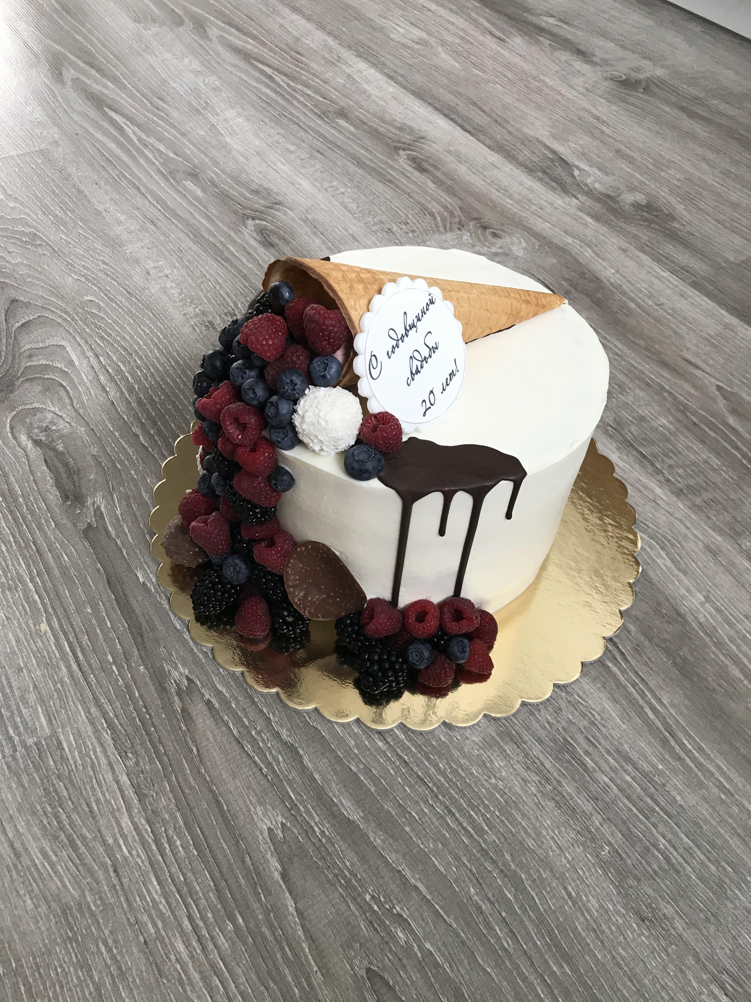Торт с ягодным рожком на заказ от CakeMosCake