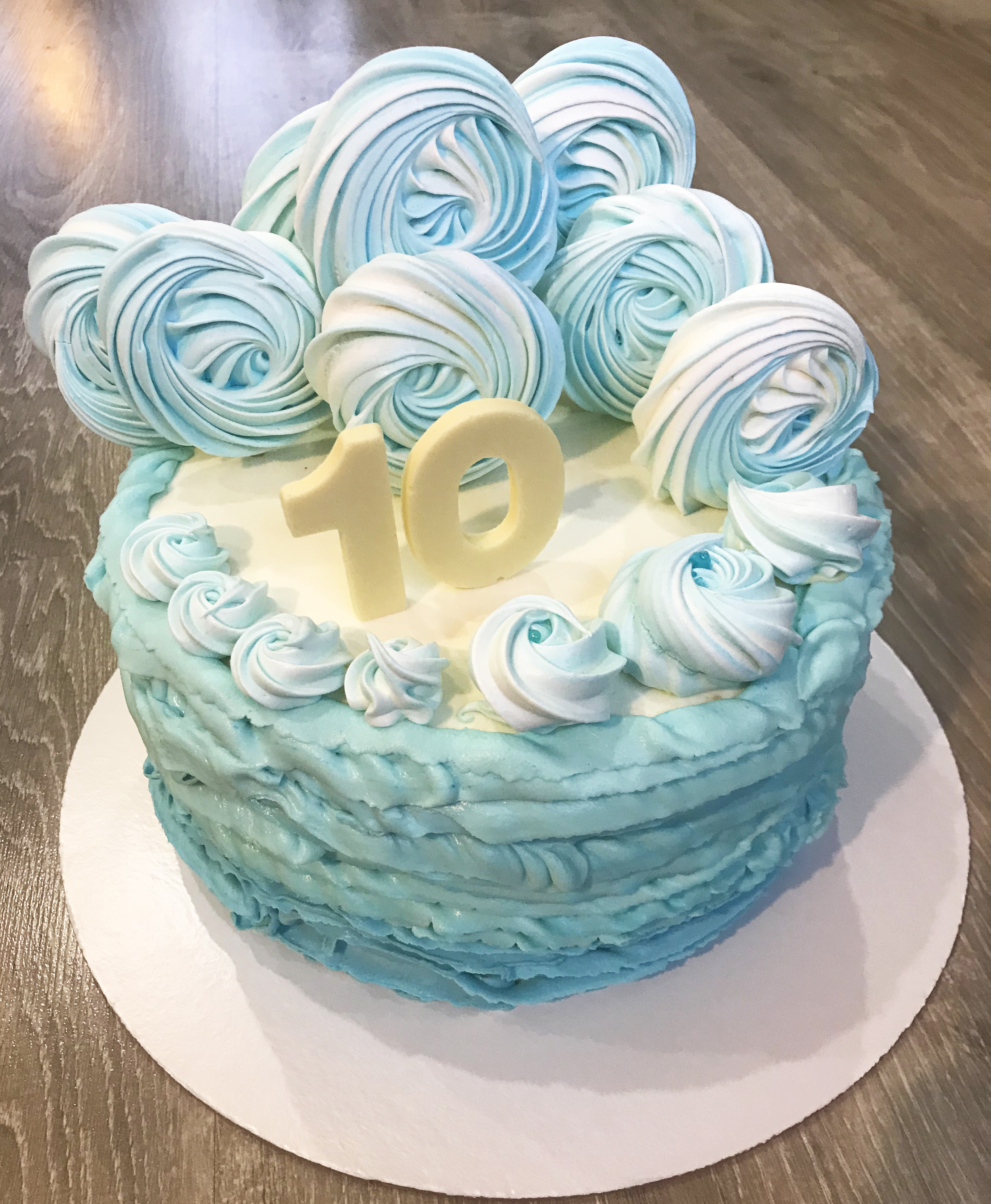 Голубой торт с безе на заказ от CakeMosCake