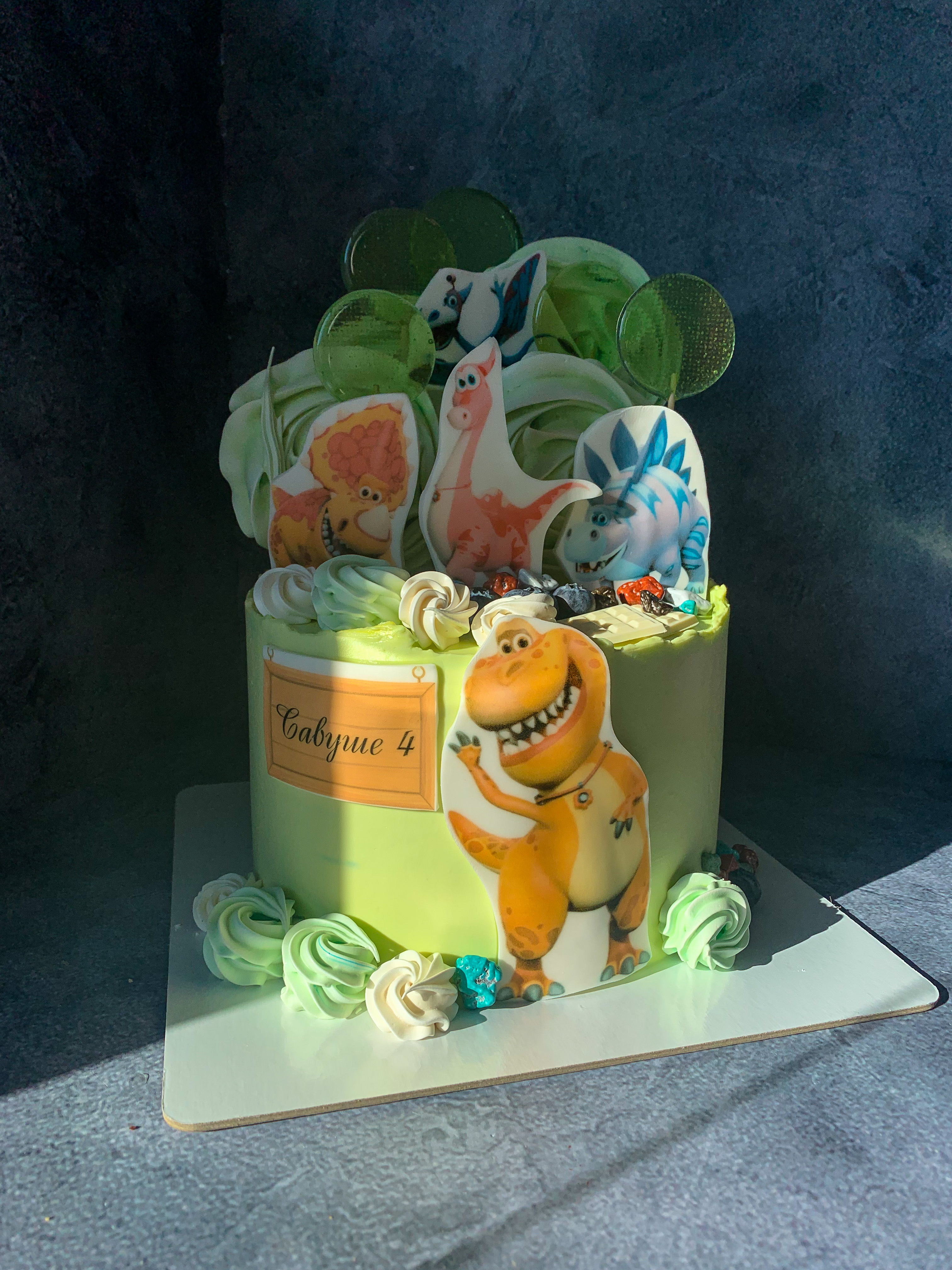 Торт с динозавриками на заказ от CakeMosCake