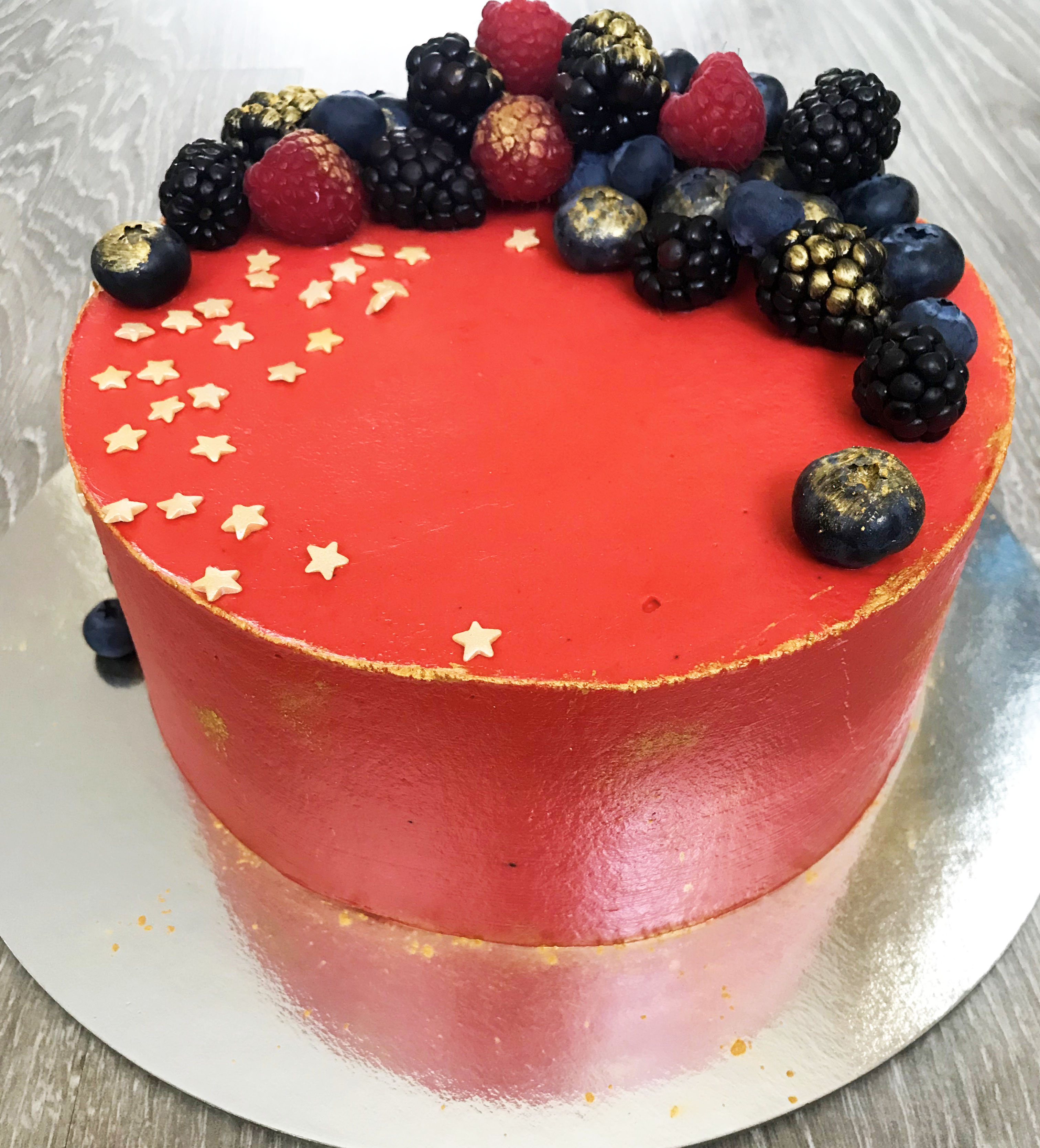 Красный торт с ягодами на заказ от CakeMosCake