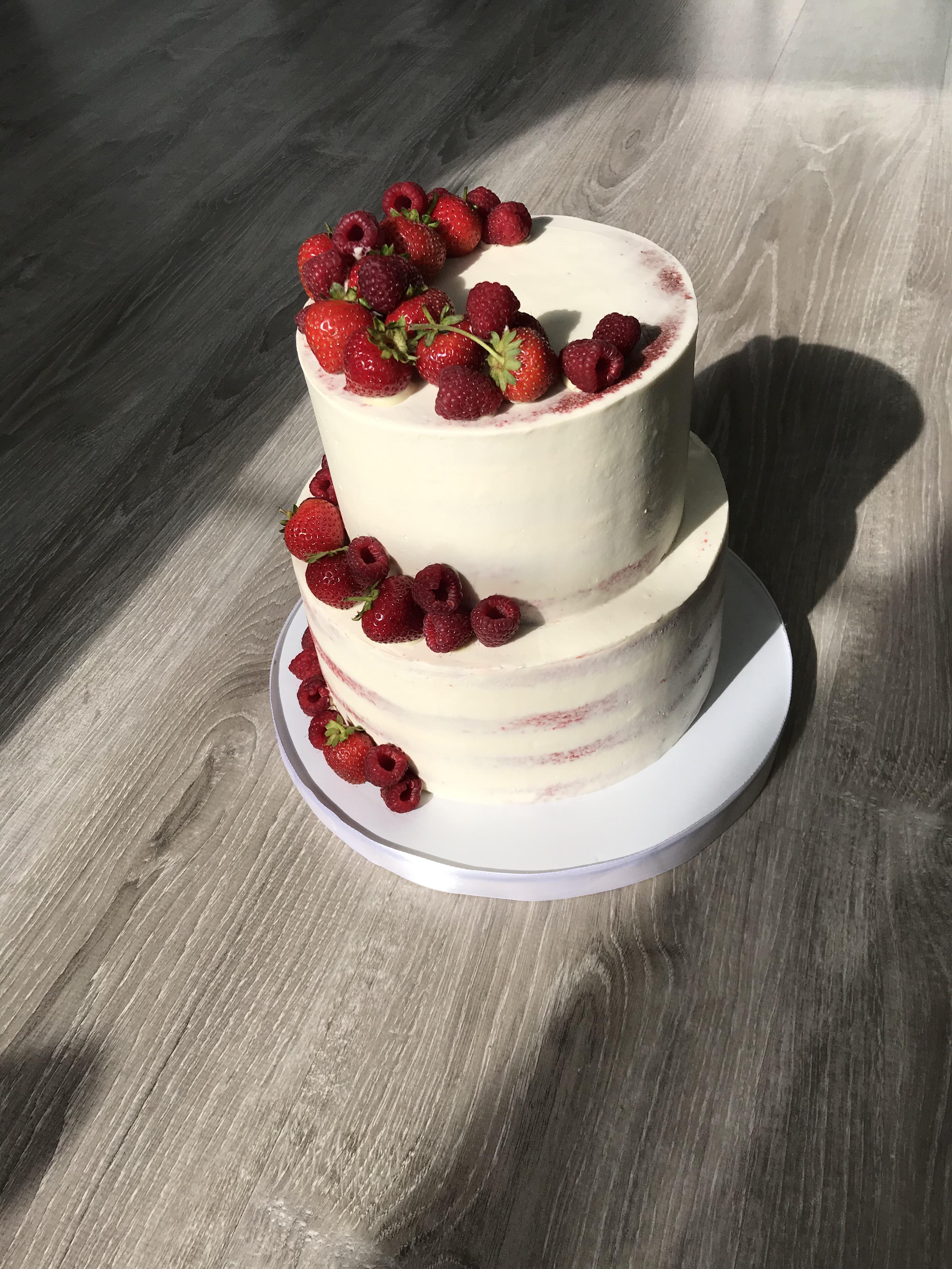 Торт свадебный с ягодами на заказ от CakeMosCake