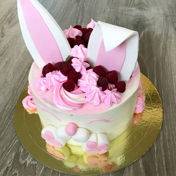 Торт розовый зайка на заказ от CakeMosCake